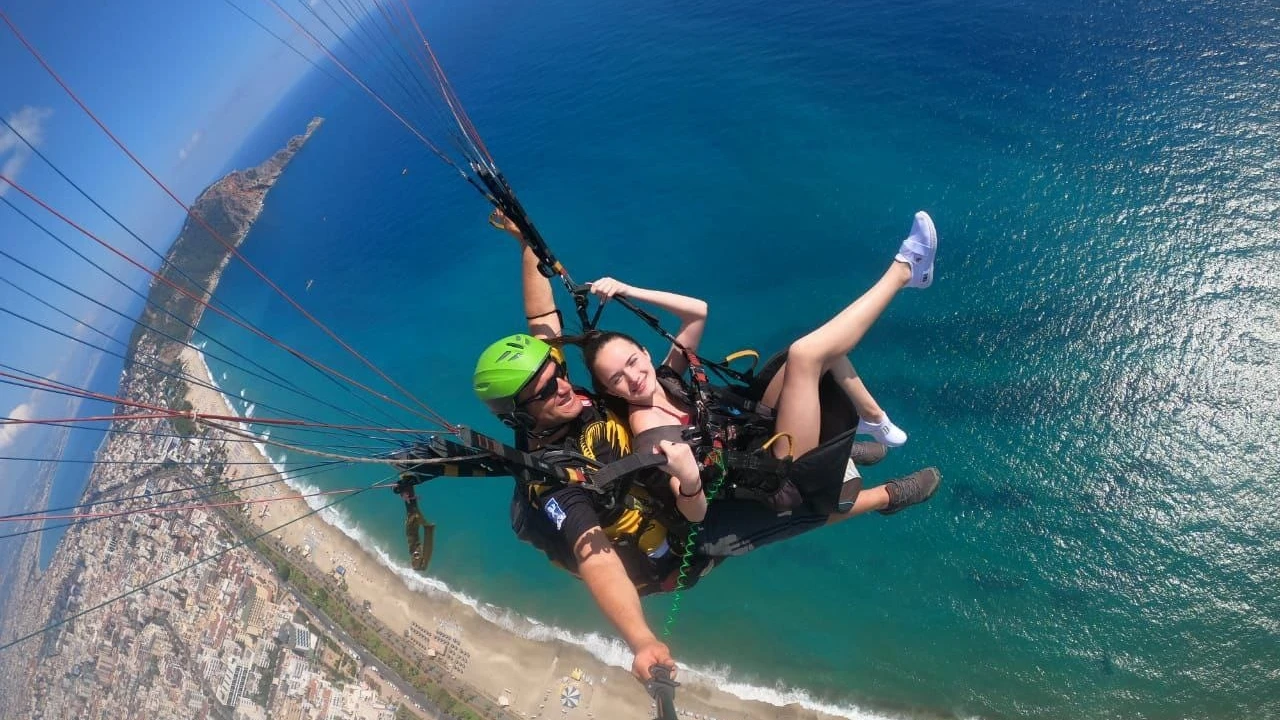 Alanya: Paragliding and Optional City Tour