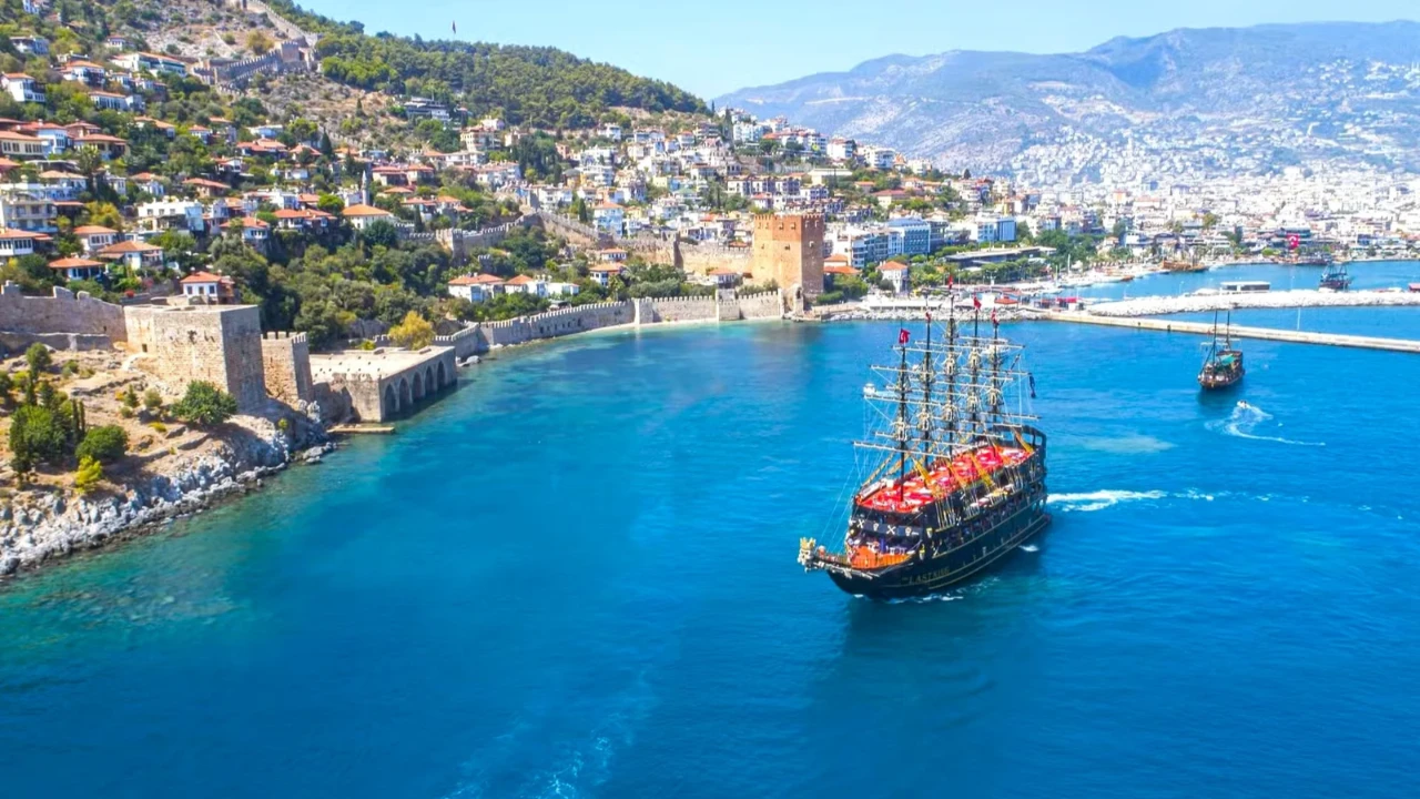 Alanya: Tour in Barca Pirata (Transfer, pranzo, bevande analcoliche incluse)