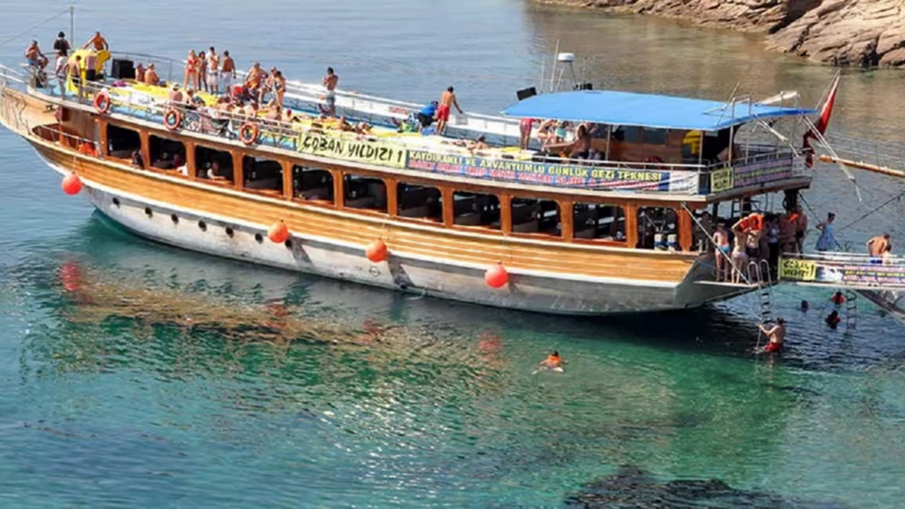 Kuşadası: Ganztägige Bootstour mit Mittagessen