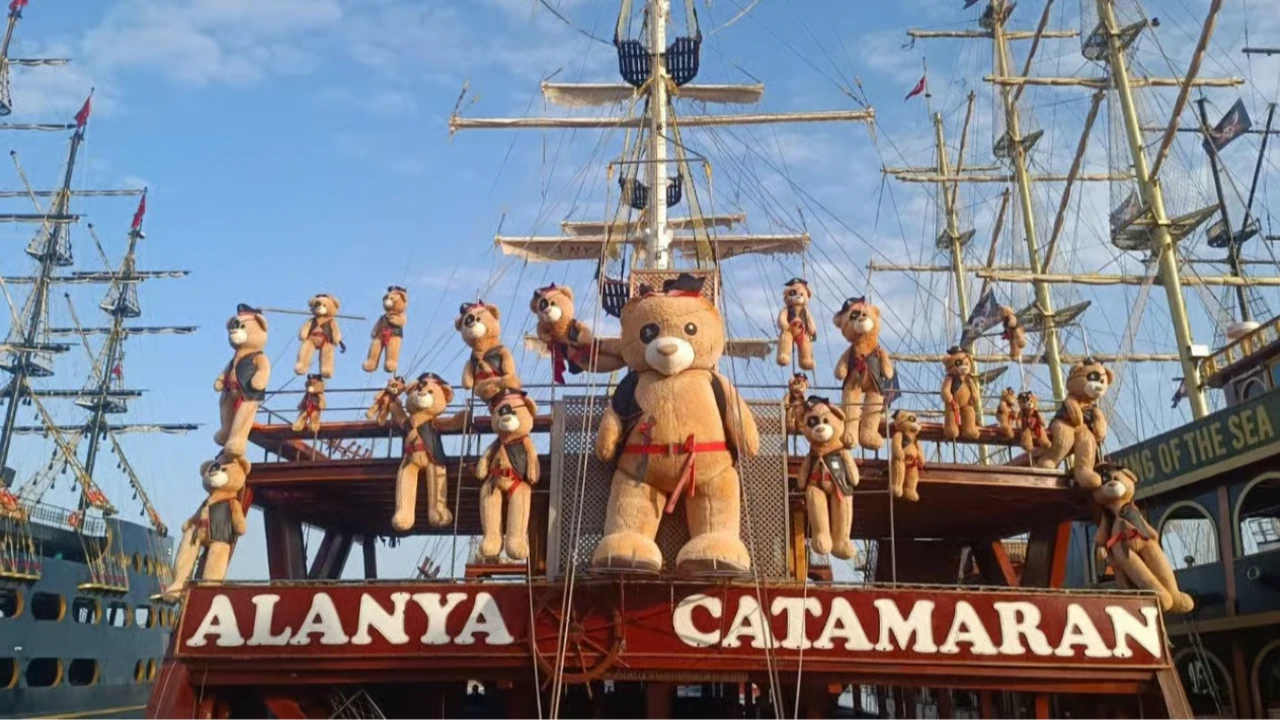 Alanya: Katamaran-Bootstour mit Piratenbären-Konzept