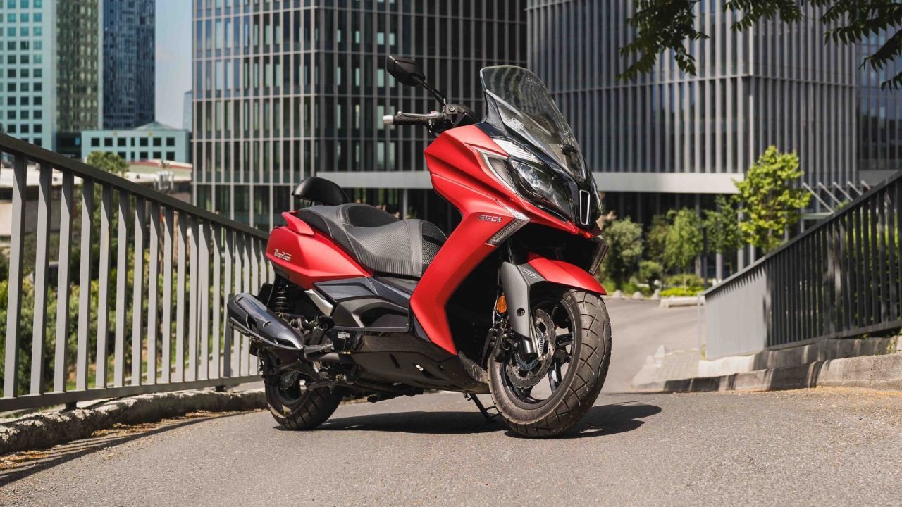 Antalya: Motorcycle Rental – Kymco Downtown 250i