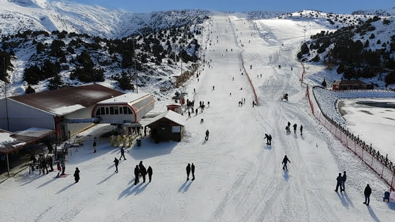 Erzincan: Ergan Dağı Stazione sciistica - Pacchetto vacanza con alloggio e sci (4 notti 5 giorni)