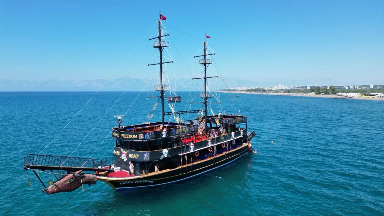 Antalya: Düden Waterfalls Pirate Boat Tour