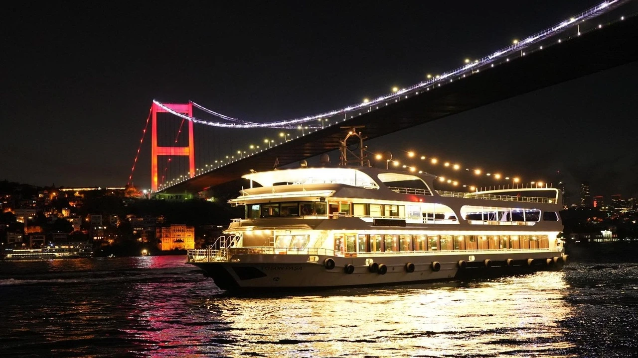 İstanbul: Boğaz Gemi Turu, Akşam Yemeği ve Eğlencesi